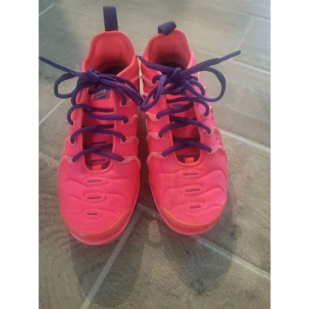 Nike‎ Air Vapormax Plus Bright Crimson Size 6 Neon Running Athletic Sneaker